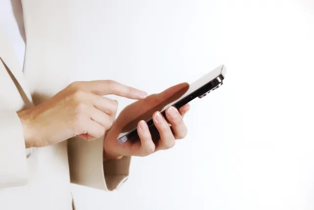 スマホで債務整理の相談をする人