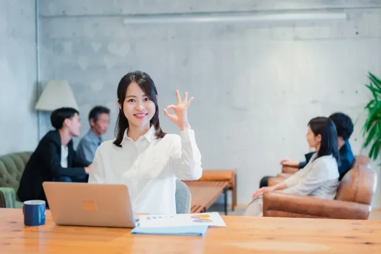 最適な保険を提案する人