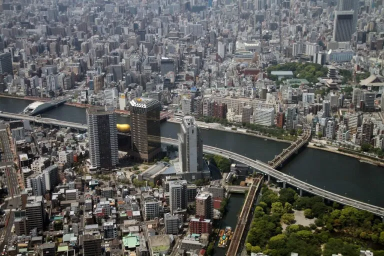 都市開発が進み地価が高騰する地域のイメージ