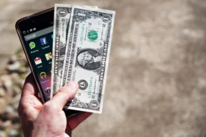 【必見】携帯料金が払えないとどうなる？強制解約の影響と「携帯ブラック」でもスマホを持つ方法