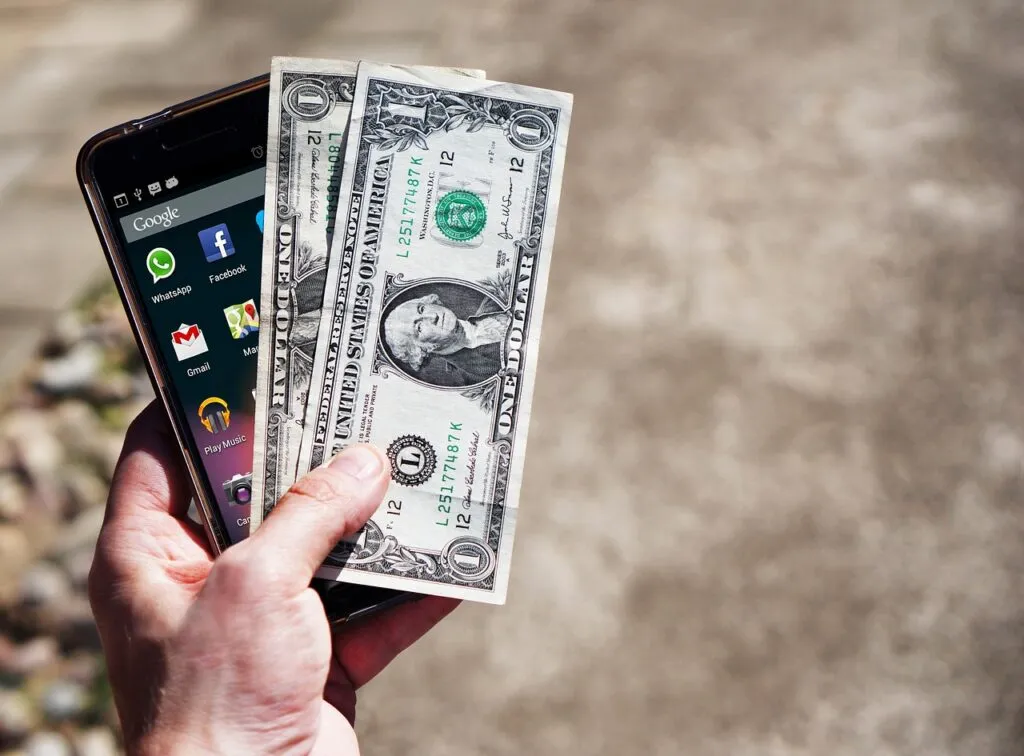 【必見】携帯料金が払えないとどうなる？強制解約の影響と「携帯ブラック」でもスマホを持つ方法