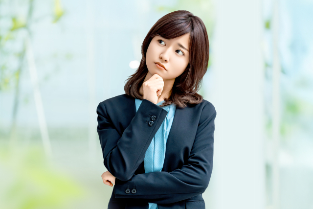 疑問を持つ女性