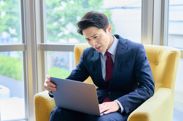 副業の収益の少なさに悩む男性