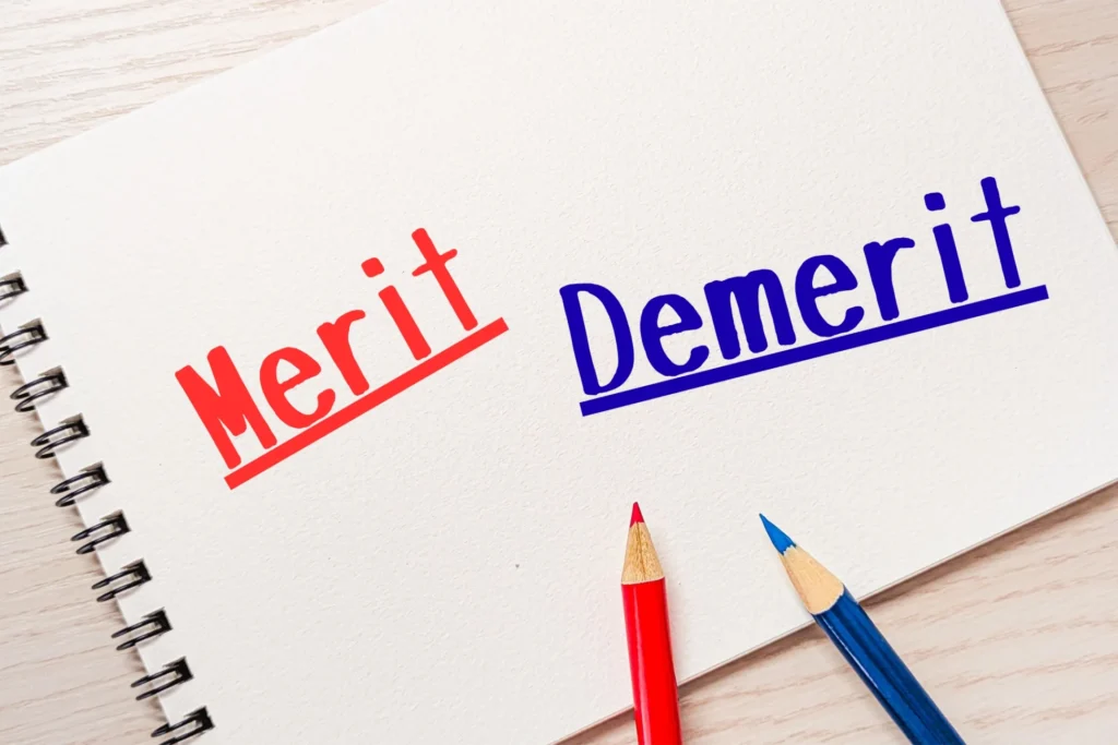 画用紙に「Merit」「Demerit」と書いてある