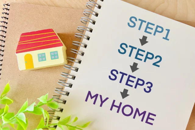 家のオブジェと「STEP1」「STEP2」「STEP3」「MY HOME」と書かれたスケッチブック

