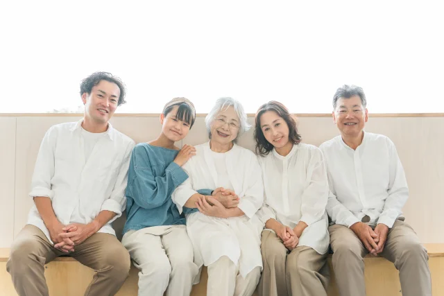 座って話をする三世代親子・ファミリー