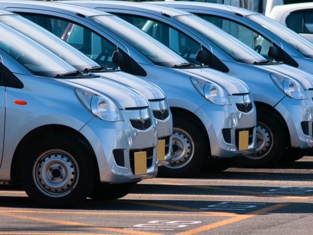 軽自動車が並んだ駐車場